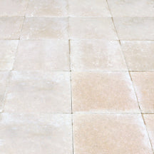 Muster aus Sinai Pearl Kalkstein-Terrassenplatten, natürliche Textur und helle Farbgebung, ideal für Außenflächen.