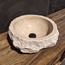 Rundes Aufsatzwaschbecken aus grobem Travertin-Naturstein, Badgestaltung, von MOSKAU, in verschiedenen Größen sichtbar.