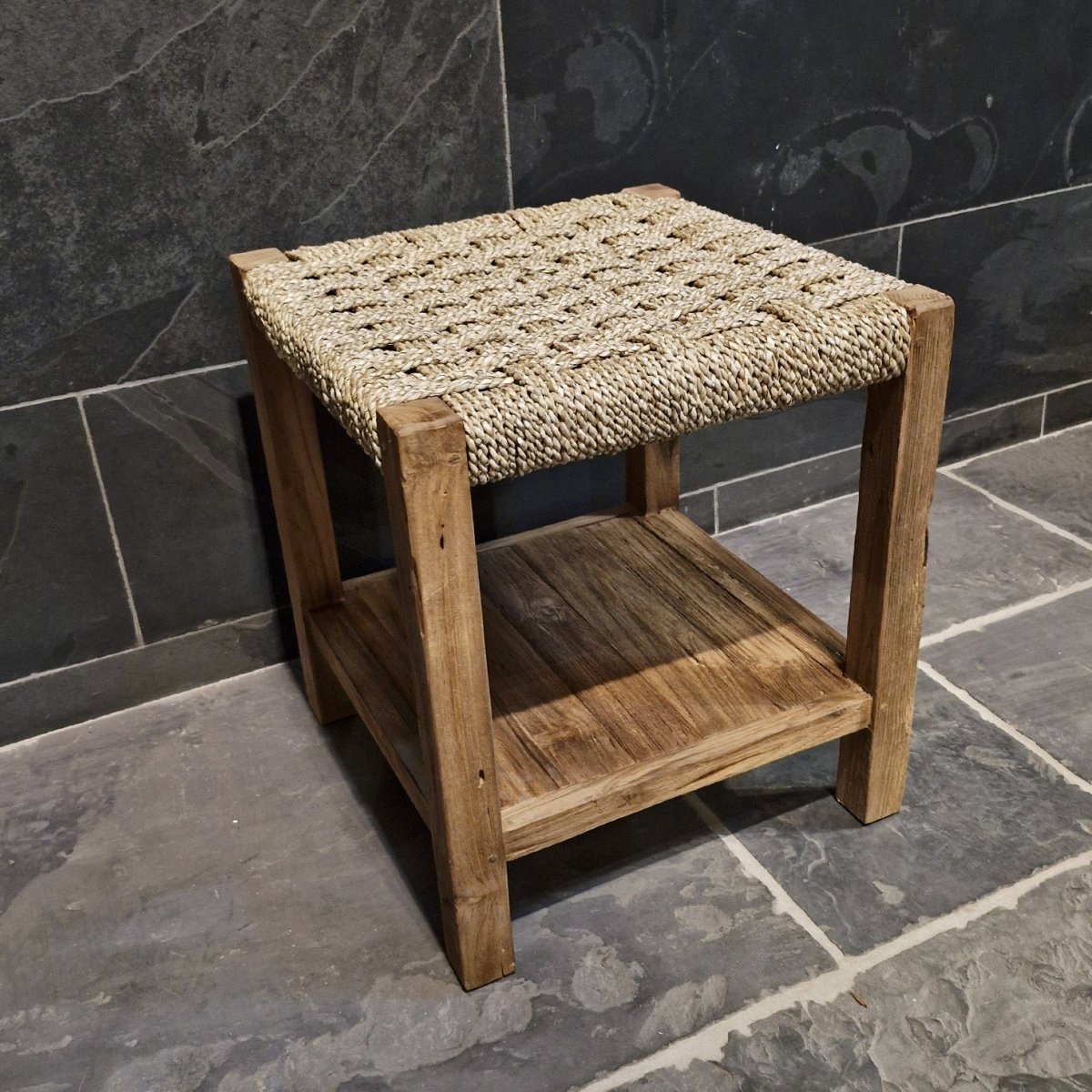 Geflochtenes Seegras-Badmöbel von Bänkchen, modernes Badgestaltungselement mit natürlichen Texturen und stilvollem Design.