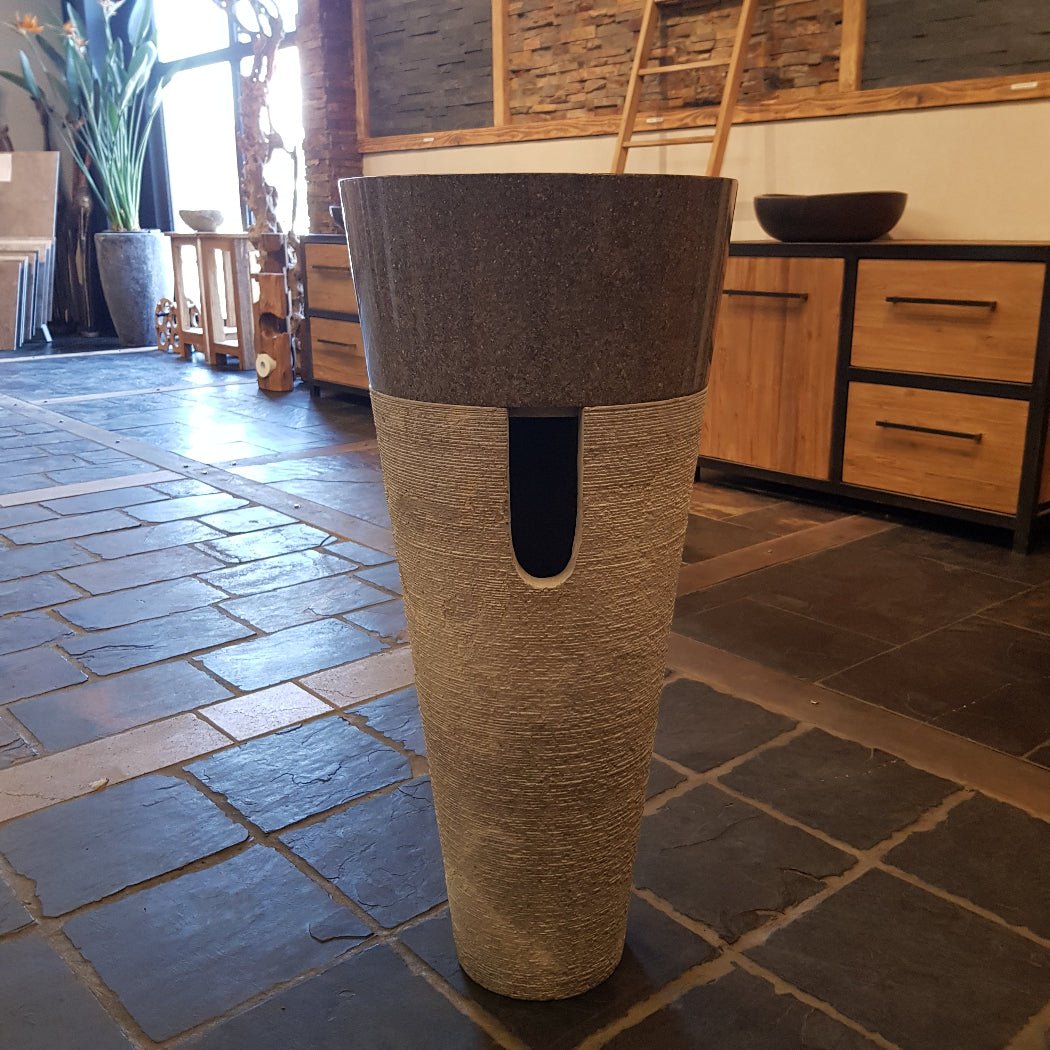Graues Standwaschbecken mit schwarzem Marmor, 90x40 cm, für Badgestaltung, von Lefkas. Hochwertiges Design und moderne Optik.