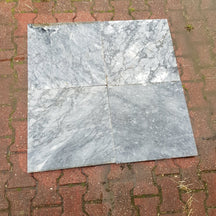 Marmor-Terrassenplatten von CAMELIA, natürliche Natursteinplatten für Terrasse, graue Oberfläche, robuste und elegante Gestaltung