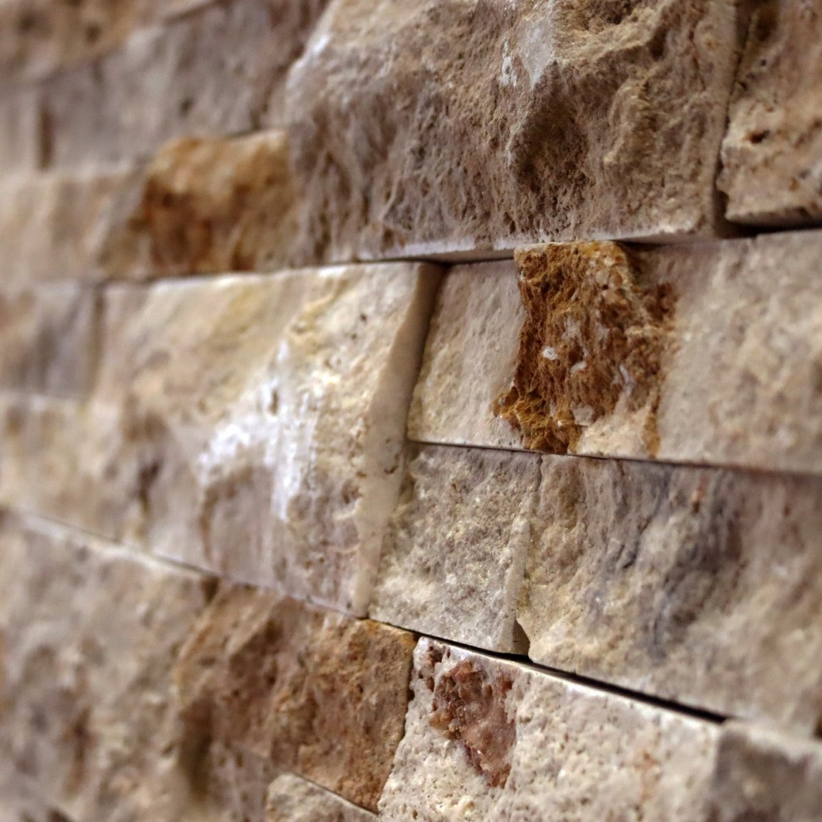Naturstein Verblender Muster aus Travertin Scabas Antik Gold mit Block, sichtbare Textur und natürliche Oberflächenstruktur