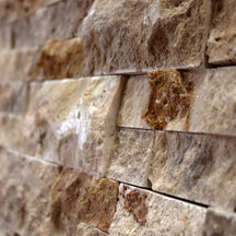 Naturstein Verblender Muster aus Travertin Scabas Antik Gold mit Block, sichtbare Textur und natürliche Oberflächenstruktur