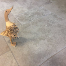 Getrommelte Kalksteinfliesen von CHATEAU TAUPE, Naturstein-Bodenfliesen mit rauer, natürlicher Oberfläche.