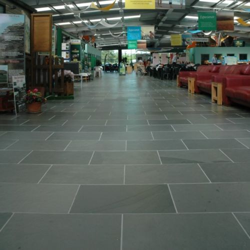 Graue Schieferfliesen aus Naturstein von JADDISCH GREY SLATE, quadratisch, mit strukturierter Oberfläche, ideal für Boden- oder Wandgestaltung.