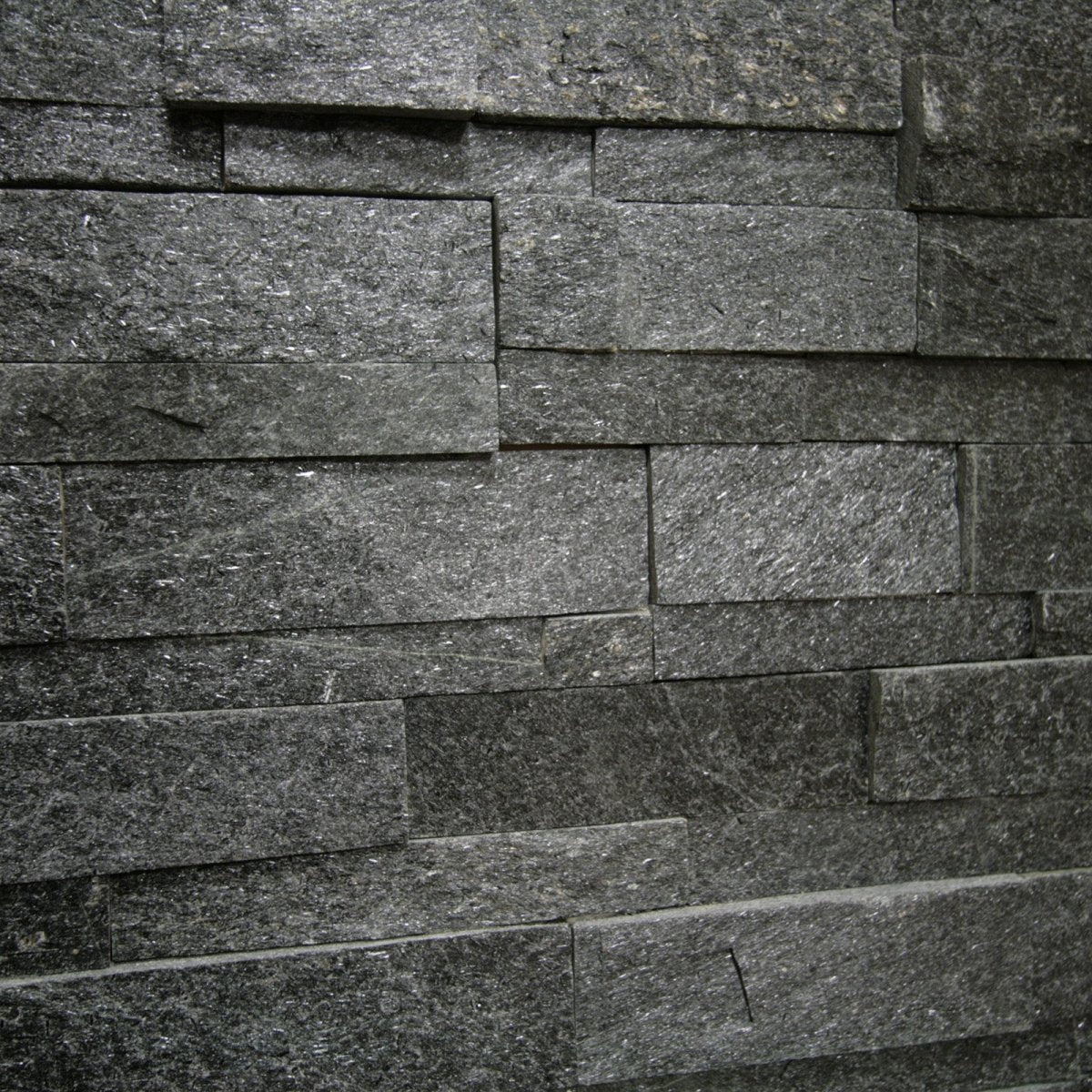 Muster Naturstein Verblender aus Quarzit Black mit schwarzer, strukturierter Oberfläche für dekorative Wandgestaltung