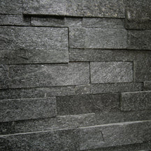Muster Naturstein Verblender aus Quarzit Black mit schwarzer, strukturierter Oberfläche für dekorative Wandgestaltung