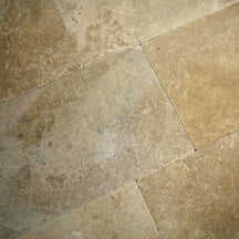 Muster Terrassenplatten aus dunklem Travertin, strukturierte Oberfläche, natürliche Farbvariation, ideal für elegante Außenbereiche