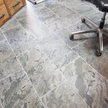 Geschliffene und gebürstete Quarzitfliesen in Silbergrau, Naturstein-Optik, von der Marke QUARZIT SILVER GREY, für Boden und Wand.