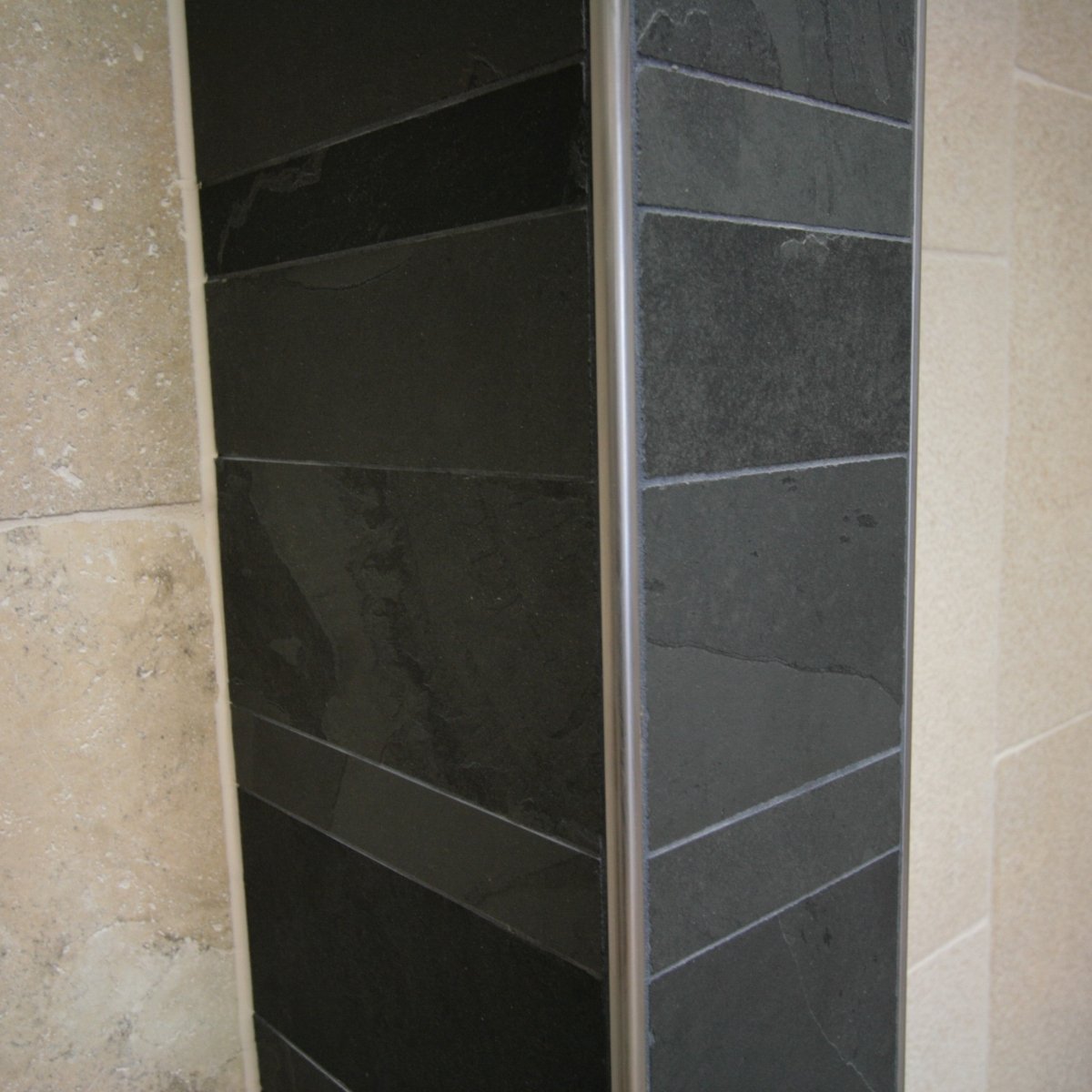 Naturstein Verblender aus Schiefer von MUSTANG BLACK SLATE, dekorative Wandverkleidung mit natürlicher Textur und dunklem Farbton