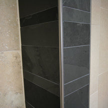 Naturstein Verblender aus Schiefer von MUSTANG BLACK SLATE, dekorative Wandverkleidung mit natürlicher Textur und dunklem Farbton