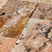 Muster Terrassenplatten aus Travertin Scabas Antik Gold mit römischem Muster, natürliche Textur und warme Goldtöne.
