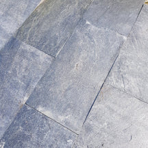 Muster für Quarzit Silver Grey Terrassenplatten, zeigt das strukturierte, graue Muster der Naturstein-Fliesen.