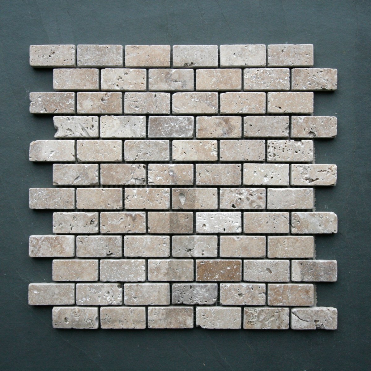 Mosaikfliesen aus Travertin Naturstein, 4,8 x 2,2 cm, von TRAVERTIN LIGHT MEDIUM, ebene Oberfläche, natürliche Farbvariation