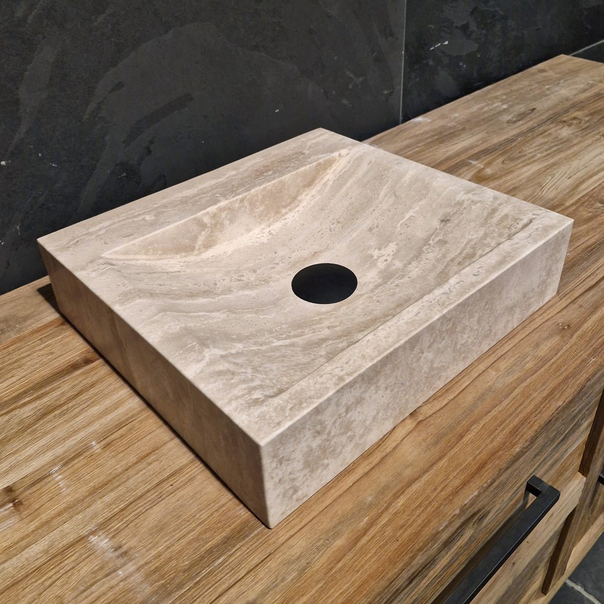 Glatter Waschtisch aus Travertin-Naturstein in verschiedenen Größen für moderne Badgestaltung, von BILBAO.