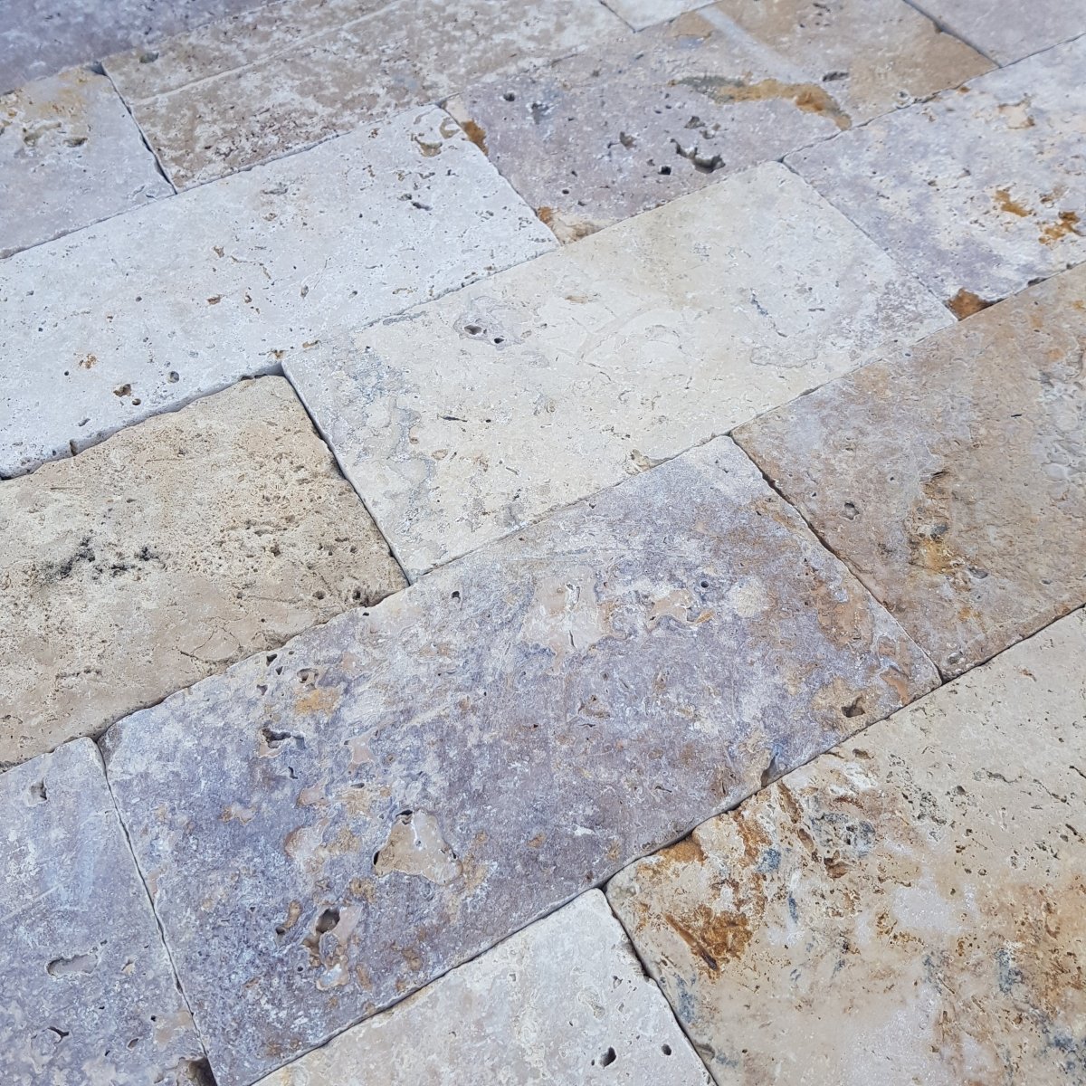 Muster aus dunklem Travertin-Terrassenplatten, natürliche Textur und Farbvariation, für elegante Außenflächen
