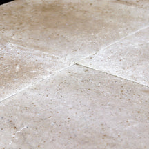 Natürliche Kalkstein-Terrassenplatten von SINAI PEARL, robuste Naturstein-Fliesen für elegante Außenbereiche.
