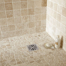 Getrommelte Travertin Fliesen von TRAVERTIN LIGHT MIX in natürlichem Naturstein-Design, ideal für Boden- und Wandbeläge.