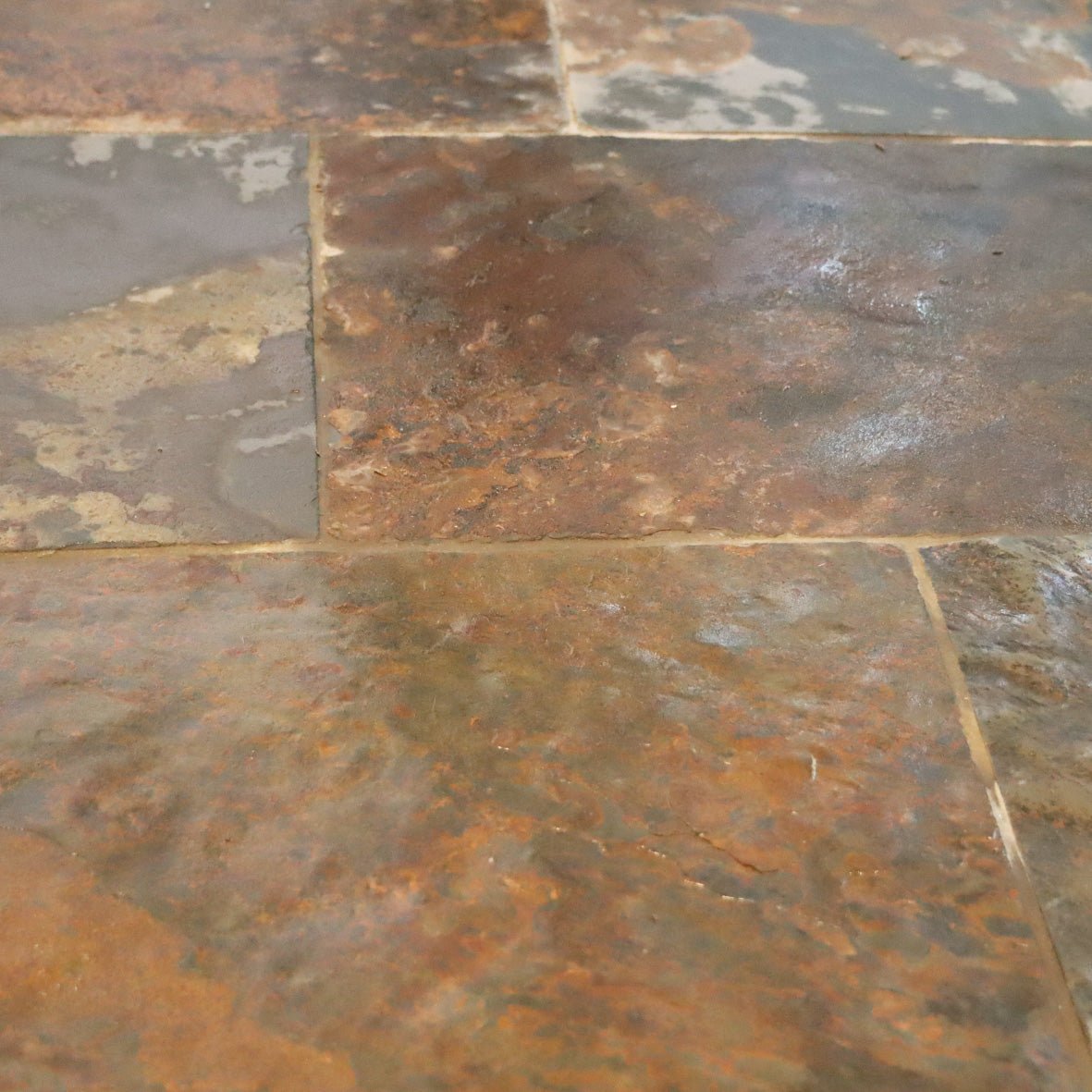 Muster Terrassenplatten RICH AUTUMN mit buntem Herbstmuster für elegante Außenflächen, von Muster.