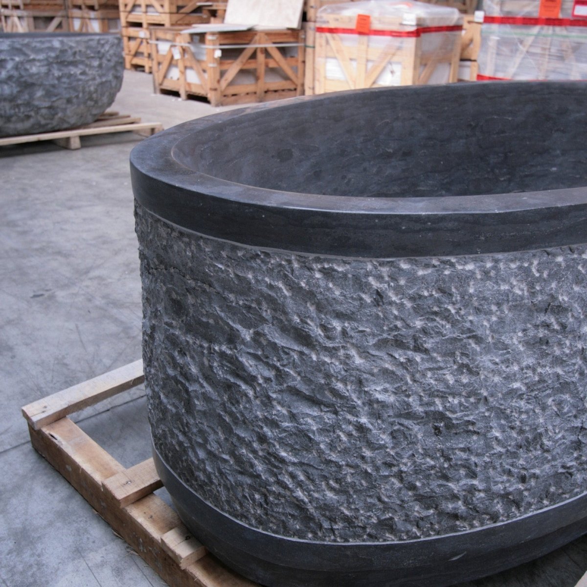 Freistehende Badewanne von ATLANTIS für moderne Badgestaltung, elegante Badewanne aus hochwertigem Material, Blick auf Badewannen-Design