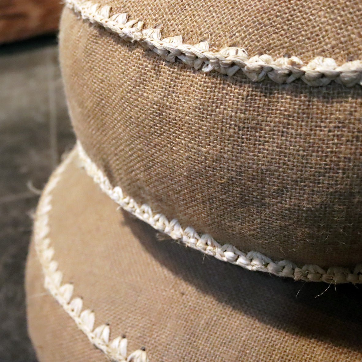 Sitzkissen aus Sisal und Jute von POUF, in verschiedenen Größen, ideal für Badgestaltung, zeigt texturierte Oberfläche.