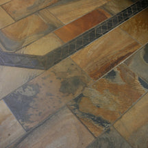 Natürliche Schieferfliesen von SAFARI, dunkle Steinfliesen für Boden und Wand, detailreiche Textur, elegante Natursteinoptik.