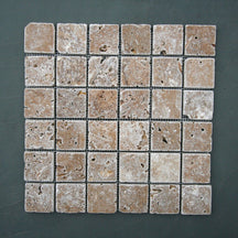 Naturstein Mosaikfliesen aus Travertin von WALNUSS NOCE, 4,8 x 4,8 cm, mit natürlicher Oberflächenstruktur.