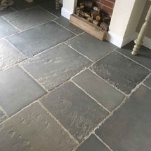 Sandsteinfliesen von CHATEU GRIS, naturbelassene Fliesen aus Sandstein, sichtbar in der Abbildung, ideal für elegante Bodenbeläge