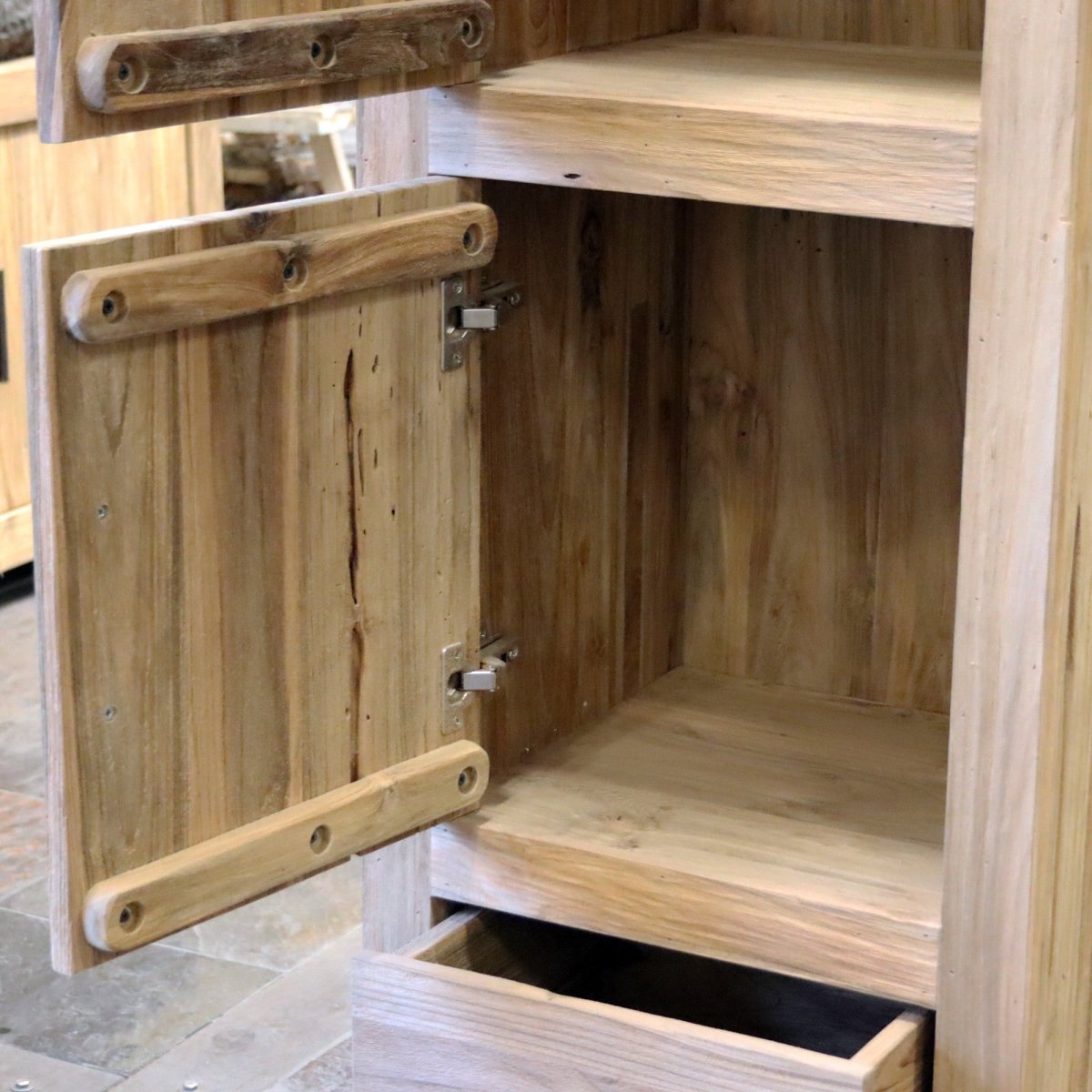 Hochschrank aus Teakholz für Badezimmer, naturbelassen und robust, von TAMAR, ideal für stilvolle Badgestaltung.
