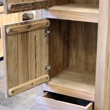 Hochschrank aus Teakholz für Badezimmer, naturbelassen und robust, von TAMAR, ideal für stilvolle Badgestaltung.