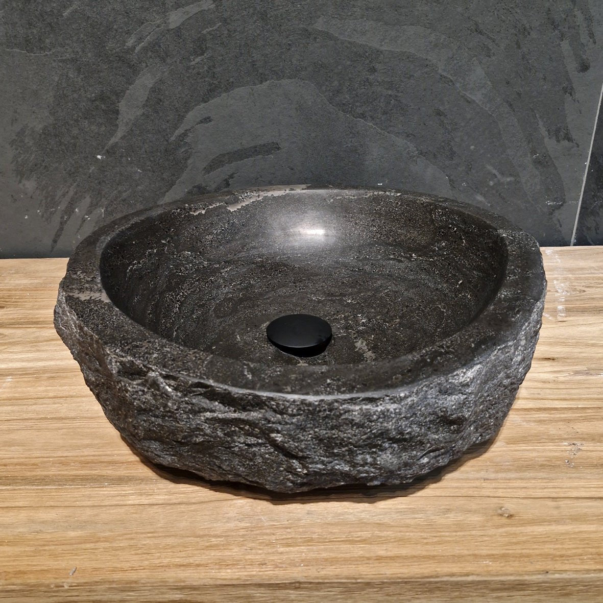 Aufsatzwaschbecken aus grobem Blaustein-Naturstein von CAIRO, Badgestaltung, in verschiedenen Größen sichtbar