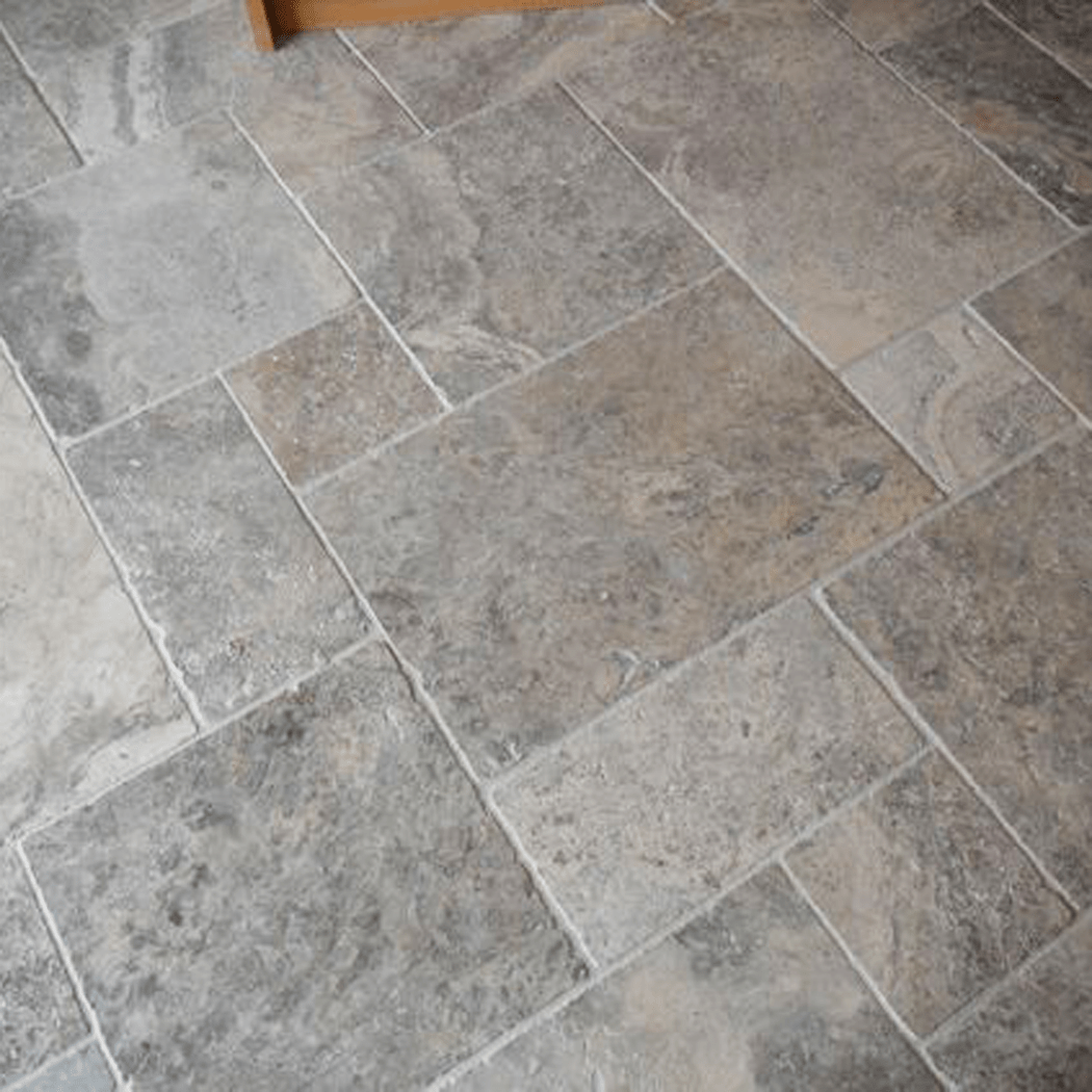 Getrommelte Travertin Fliesen von TRAVERTIN SILVER, naturstein Oberfläche, ideal für Boden- und Wandgestaltung.