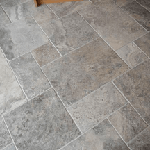 Getrommelte Travertin Fliesen von TRAVERTIN SILVER, naturstein Oberfläche, ideal für Boden- und Wandgestaltung.