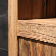 Massivholz Hochschrank für Bad von TAMAR, rustikale Eleganz aus Altholz, stilvolle Badgestaltung mit Holzschrank