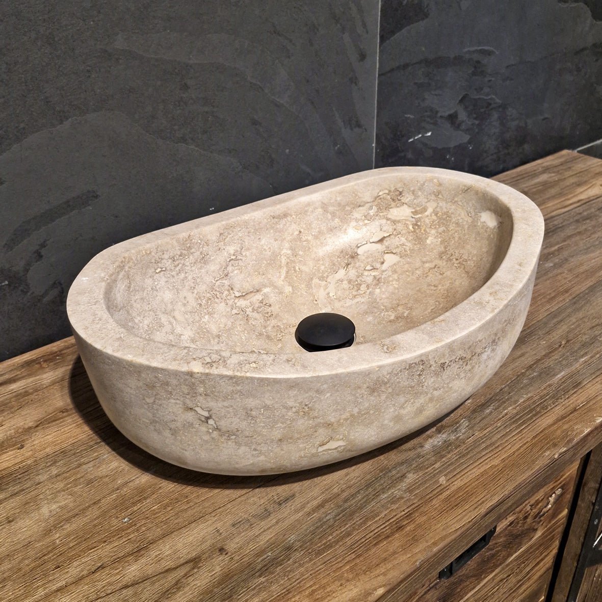 Glattes Aufsatzwaschbecken aus Travertin-Naturstein in verschiedenen Größen, perfekt für moderne Badgestaltung, von WAVE.