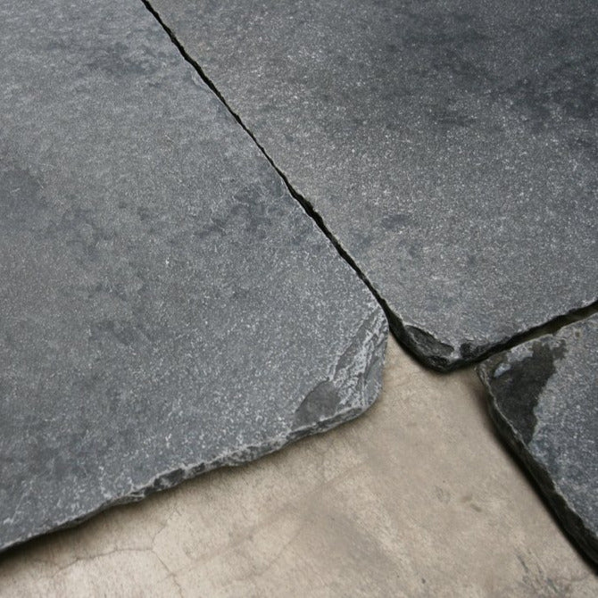 Gehämmerte Kalksteinfliesen von CASTELLO BLUE, naturbelassene Steinfliesen für Boden und Wand, rustikaler Naturstein Look