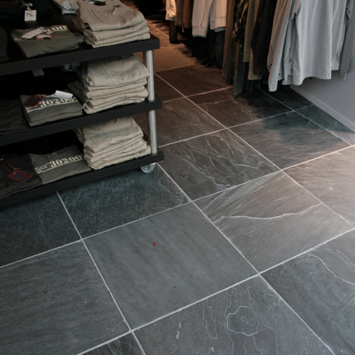 Quadratische SILVER GREY Schieferfliesen mit Muster von Muster, natürliche Textur und graue Farbnuancen sichtbar.