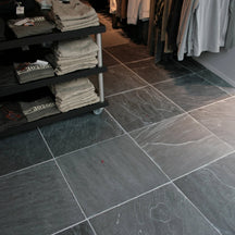Quadratische SILVER GREY Schieferfliesen mit Muster von Muster, natürliche Textur und graue Farbnuancen sichtbar.