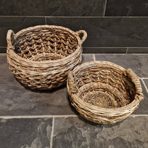 Handgeflochtenes Rattan-Badgestell von Körbchen, schlicht und natürlich, ideal für die Badgestaltung, sichtbar in der Abbildung