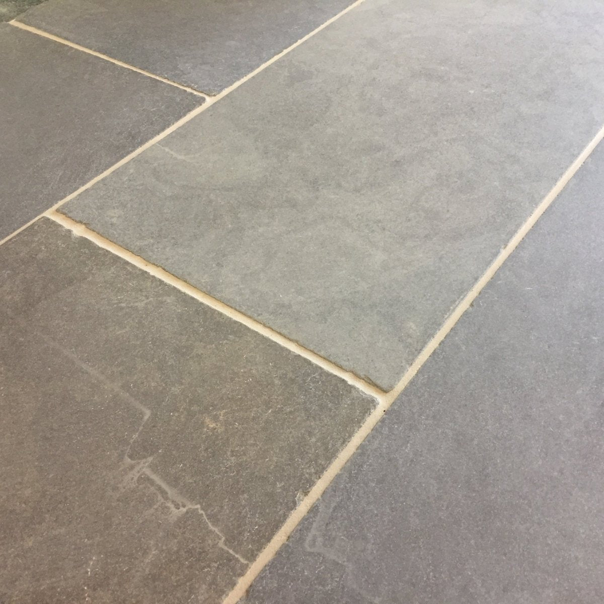 Geschliffene und getrommelte Kalksteinfliesen im Muster Château Taupe für Schlossböden, von der Marke Muster.