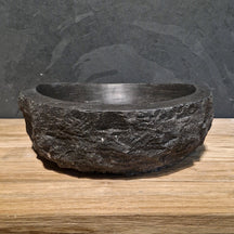 Naturstein-Aufsatzwaschbecken von CAIRO, grobe blausteinfarbene Oberfläche, verschiedene Größen für moderne Badgestaltung.
