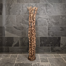 Indische Stehlampe aus Altholz, modern gestaltet, für Badgestaltung, mit natürlicher Holzoptik und stabilem Design.